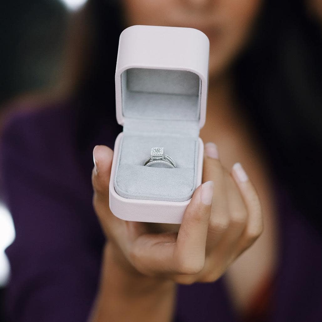 Model cincin tunangan emas terbaru