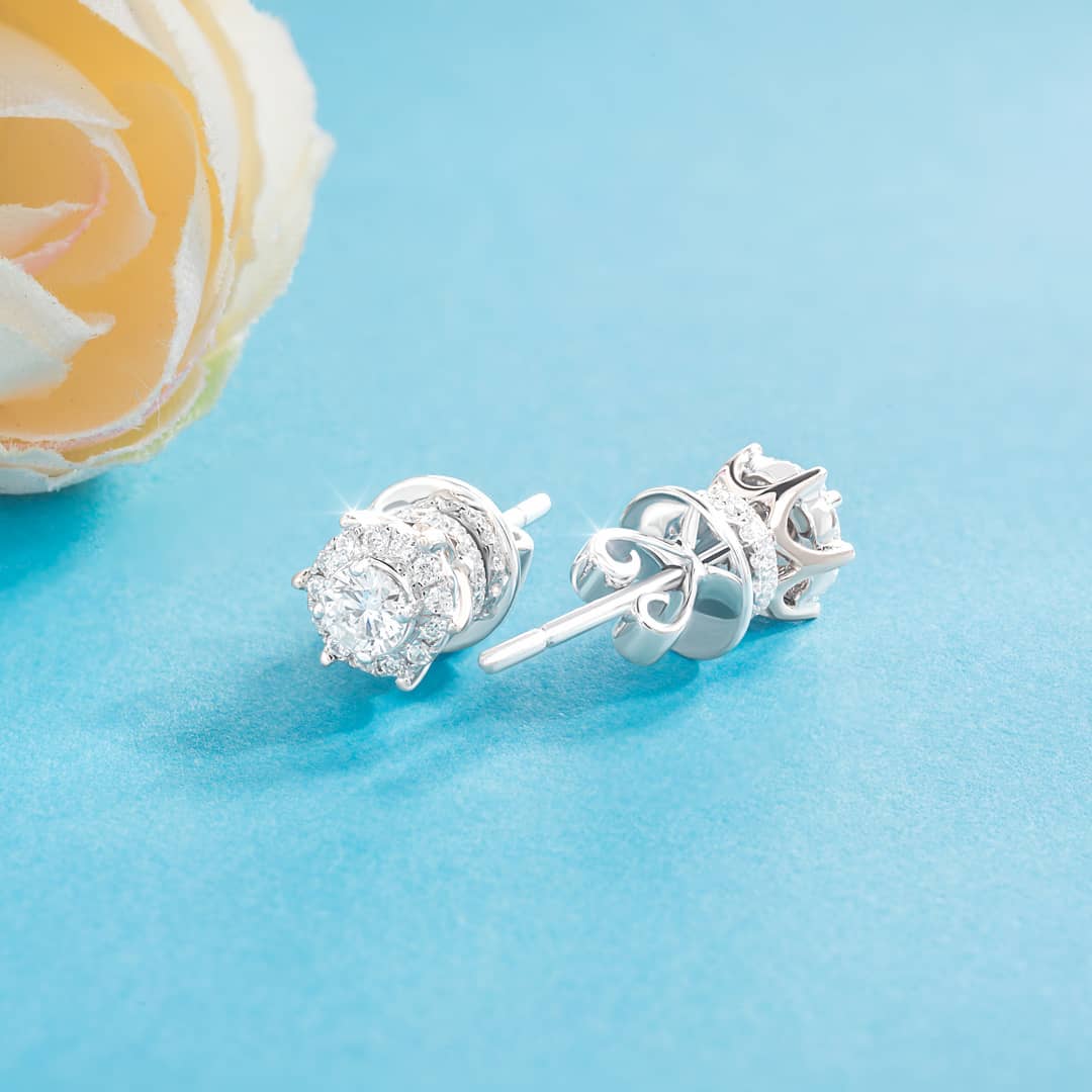 anting berlian wanita